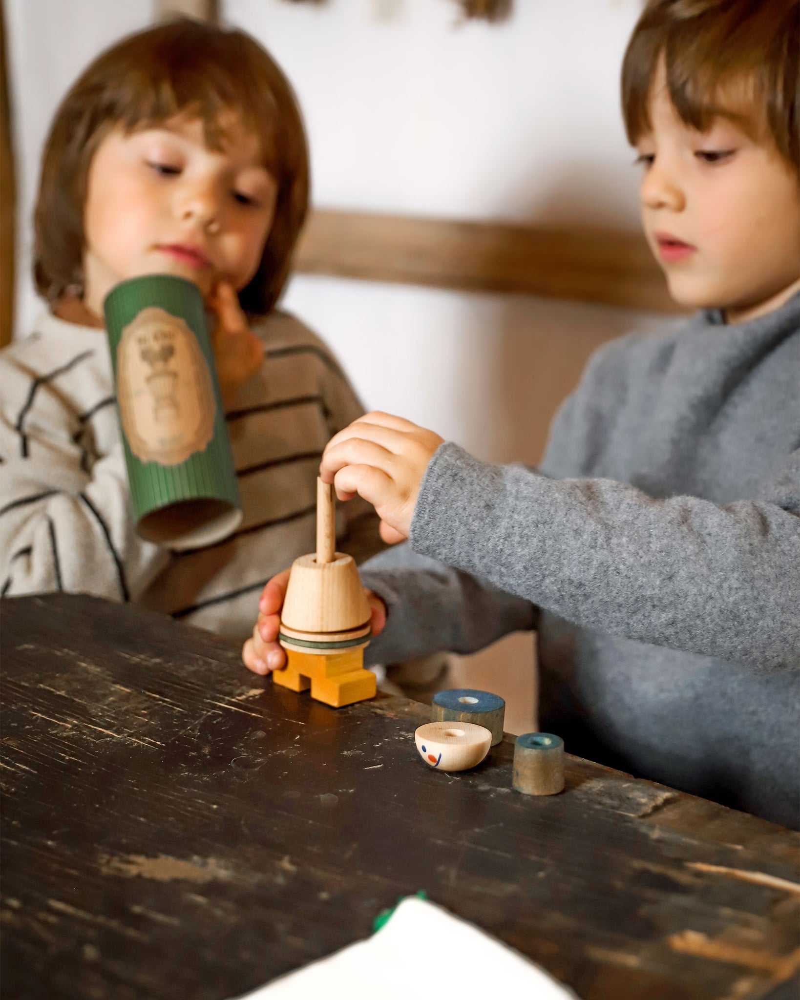 Kinder spielen mit einer Holzsteckfigur von Wooden Story, Montessori Holzspielzeug aus FSC zertifiziertem Holz