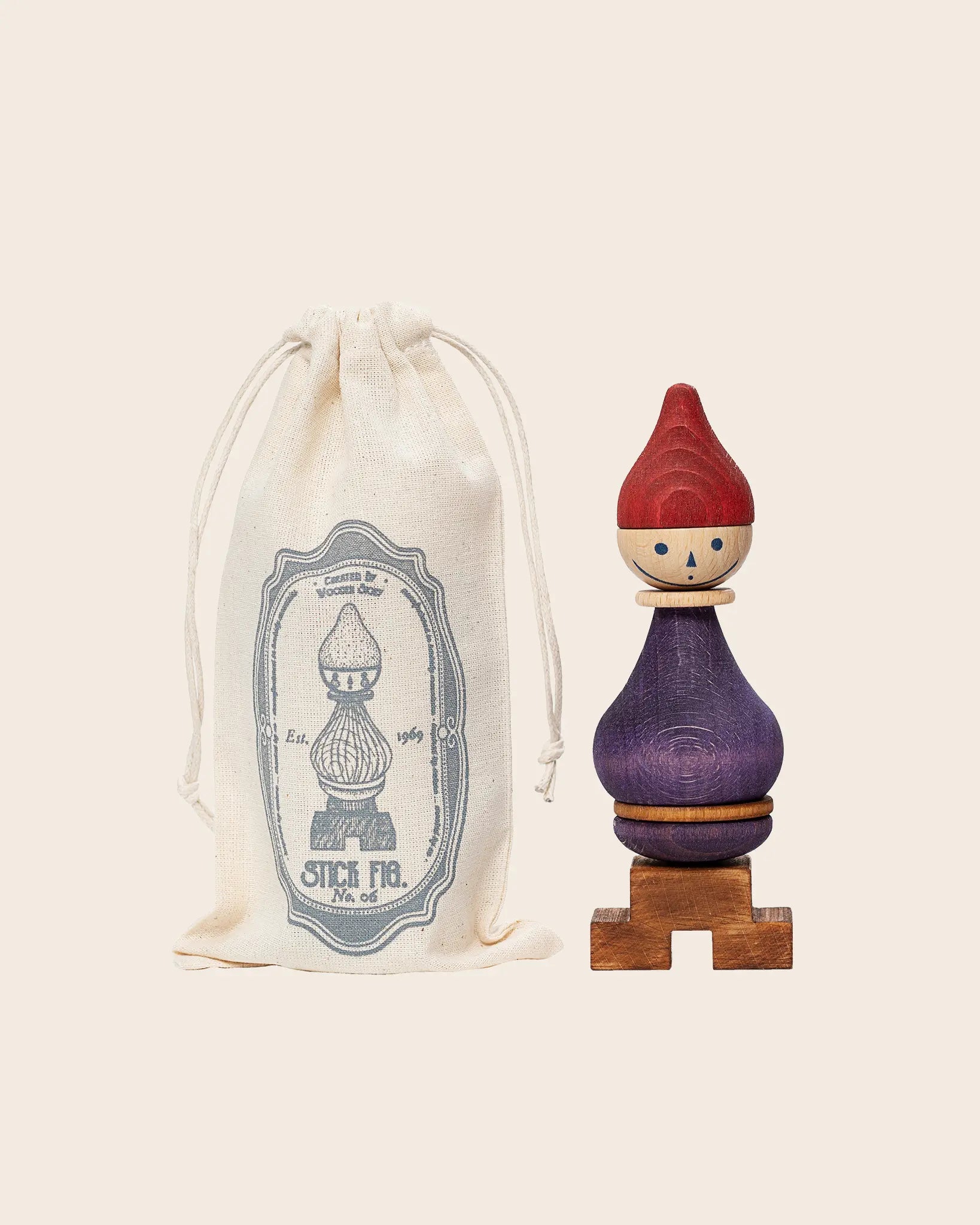Nachhaltige Verpackung der Steckfigur Gelb von Wooden Story mit Baumwollbeutel und Pappröhre mit Holzdeckel
