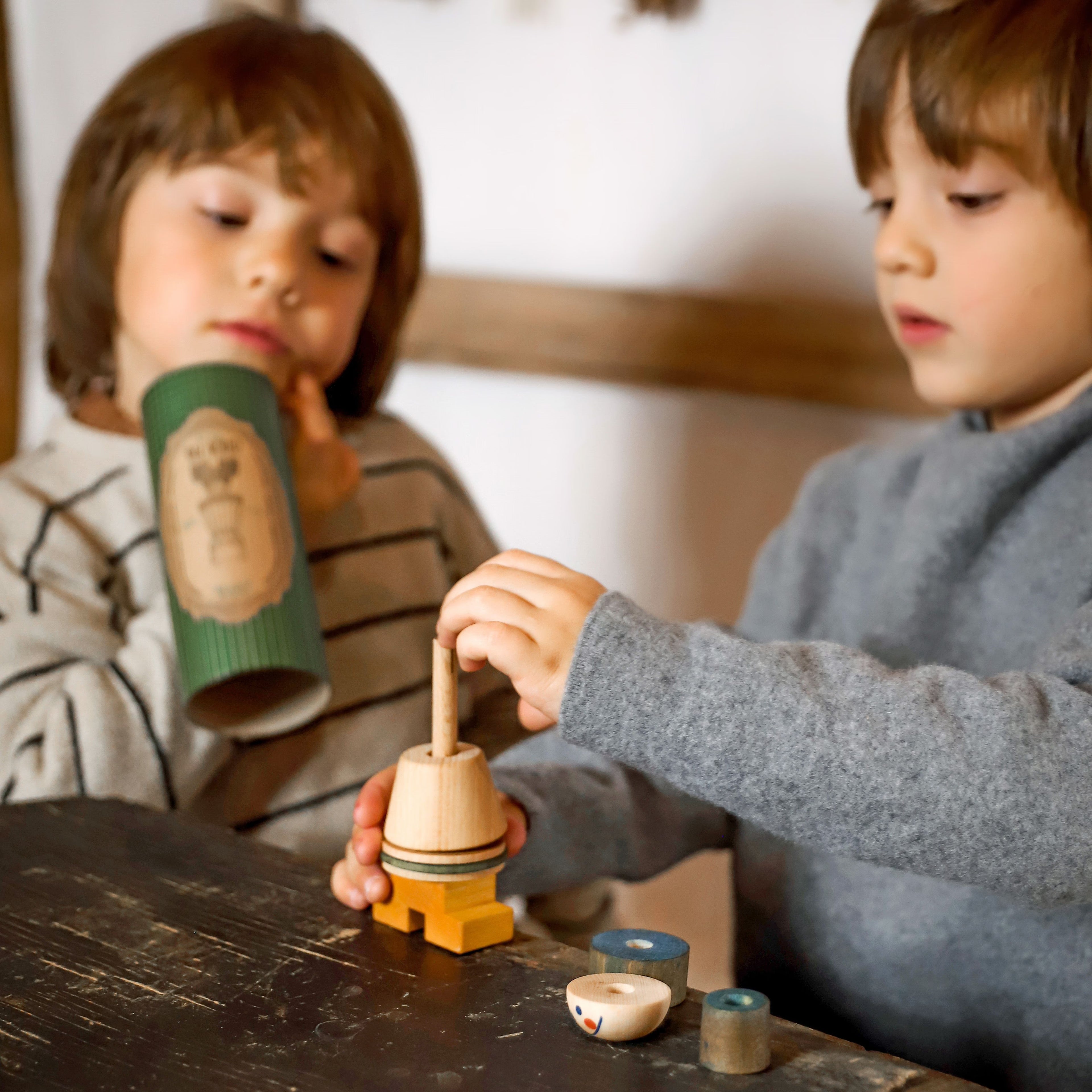 Kinder spielen mit einer Holzsteckfigur von Wooden Story, Montessori Holzspielzeug aus FSC zertifiziertem Holz