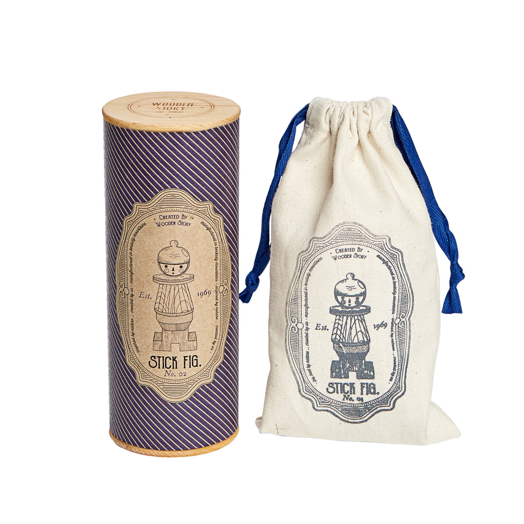 Nachhaltige Verpackung des Holzsteckspiels Männchen Blau mit Baumwollbeutel und Pappröhre mit Holzdeckel.