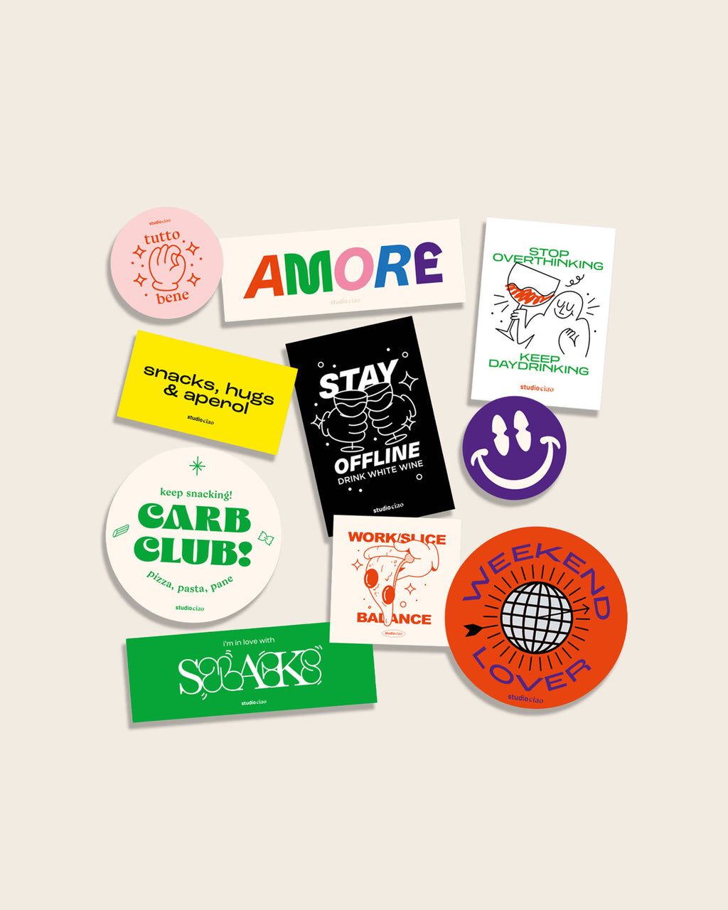 Buntes AMORE Stickerset von studio ciao mit 10 modernen Illustrations-Stickern, darunter Schriftzüge wie „AMORE“, „Carb Club“, „Weekend Lover“ und „Stay Offline“, Motive mit Essen, Wein, Smiley und typografischen Statements auf verschiedenen Formen und Farben.
