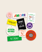 Buntes AMORE Stickerset von studio ciao mit 10 modernen Illustrations-Stickern, darunter Schriftzüge wie „AMORE“, „Carb Club“, „Weekend Lover“ und „Stay Offline“, Motive mit Essen, Wein, Smiley und typografischen Statements auf verschiedenen Formen und Farben.