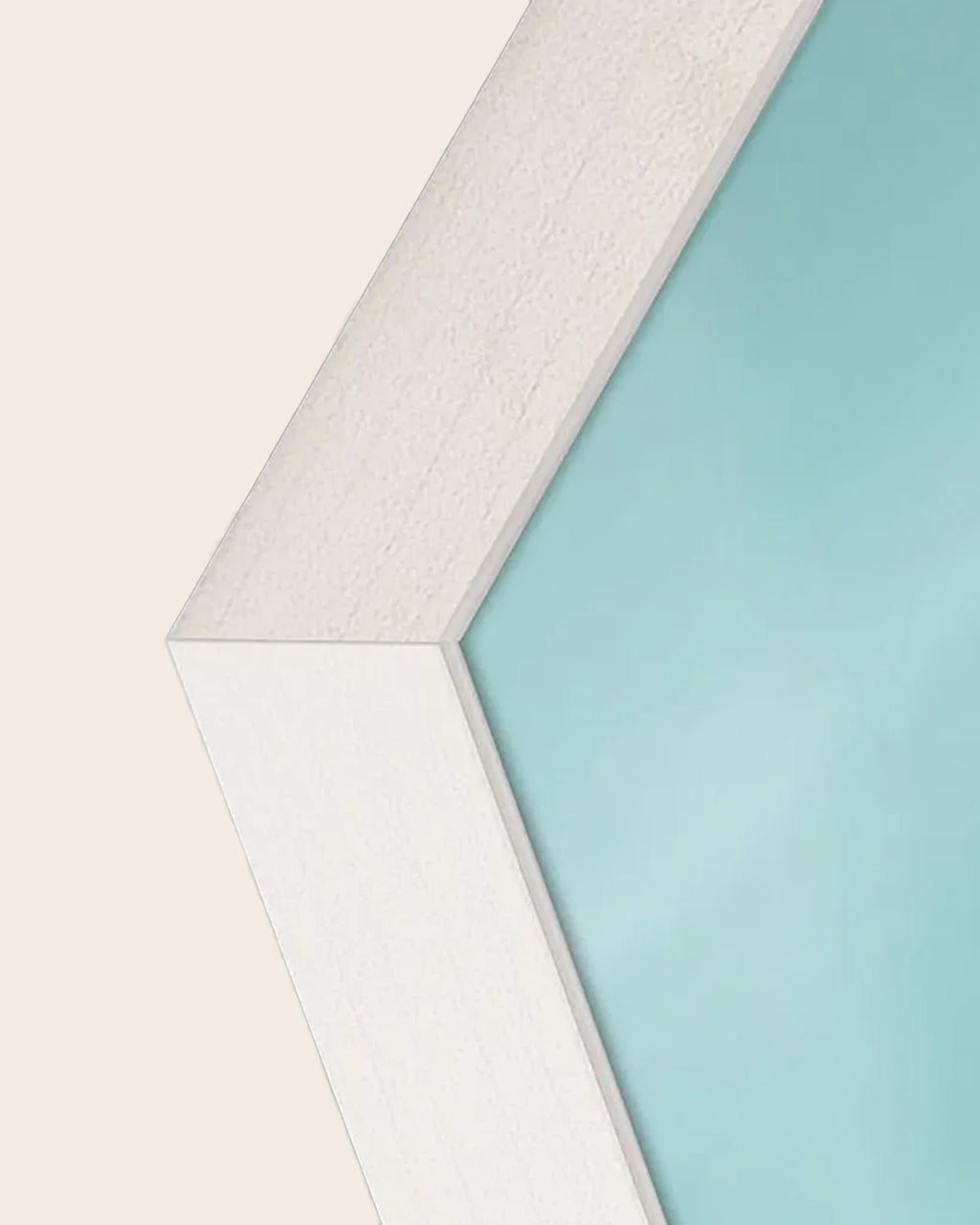 Rahmen: Kaschierung unter Acrylglas mit stärke von 2 mm, matt. Rahmen aus Ahorn (weiß), mit Außenmaßen von 100,8 cm x 100,8 cm.