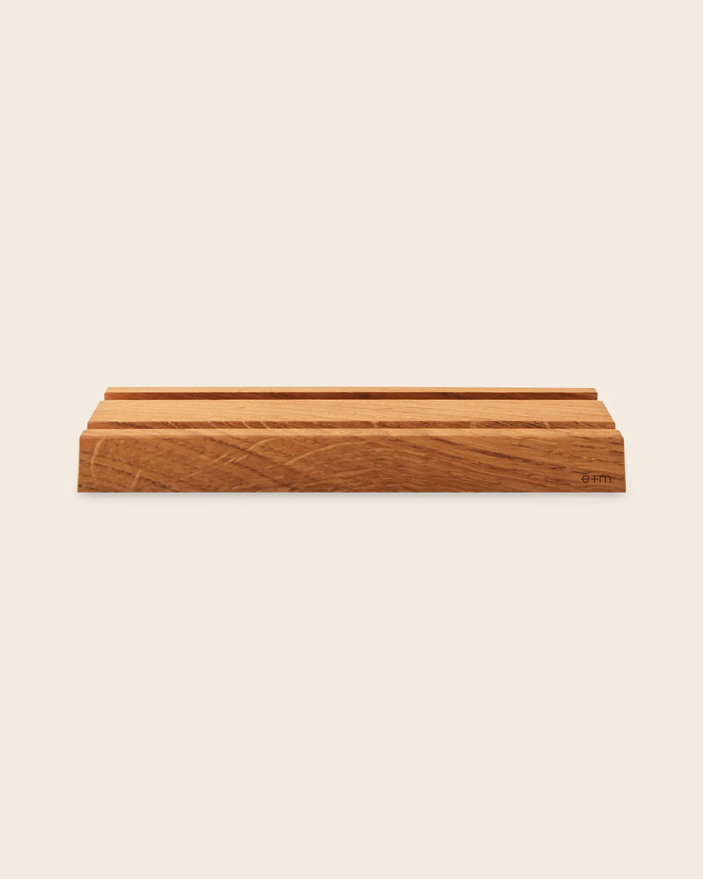 Tablet Halterung Tablet Board von e + m aus hellem Eichenholz mit zwei gefrästen Nuten für verschiedene Modelle stilvolles Design für Schreibtisch oder Küche handgefertigt in Deutschland.