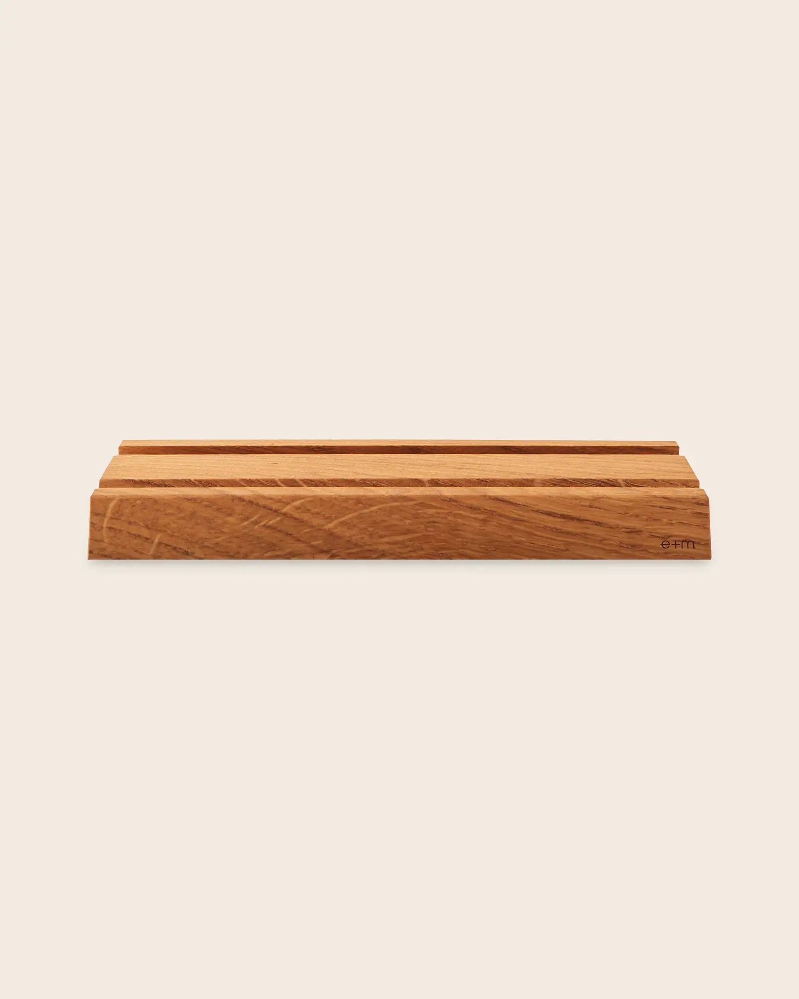 Tablet Halterung Tablet Board von e + m aus hellem Eichenholz mit zwei gefrästen Nuten für verschiedene Modelle stilvolles Design für Schreibtisch oder Küche handgefertigt in Deutschland.