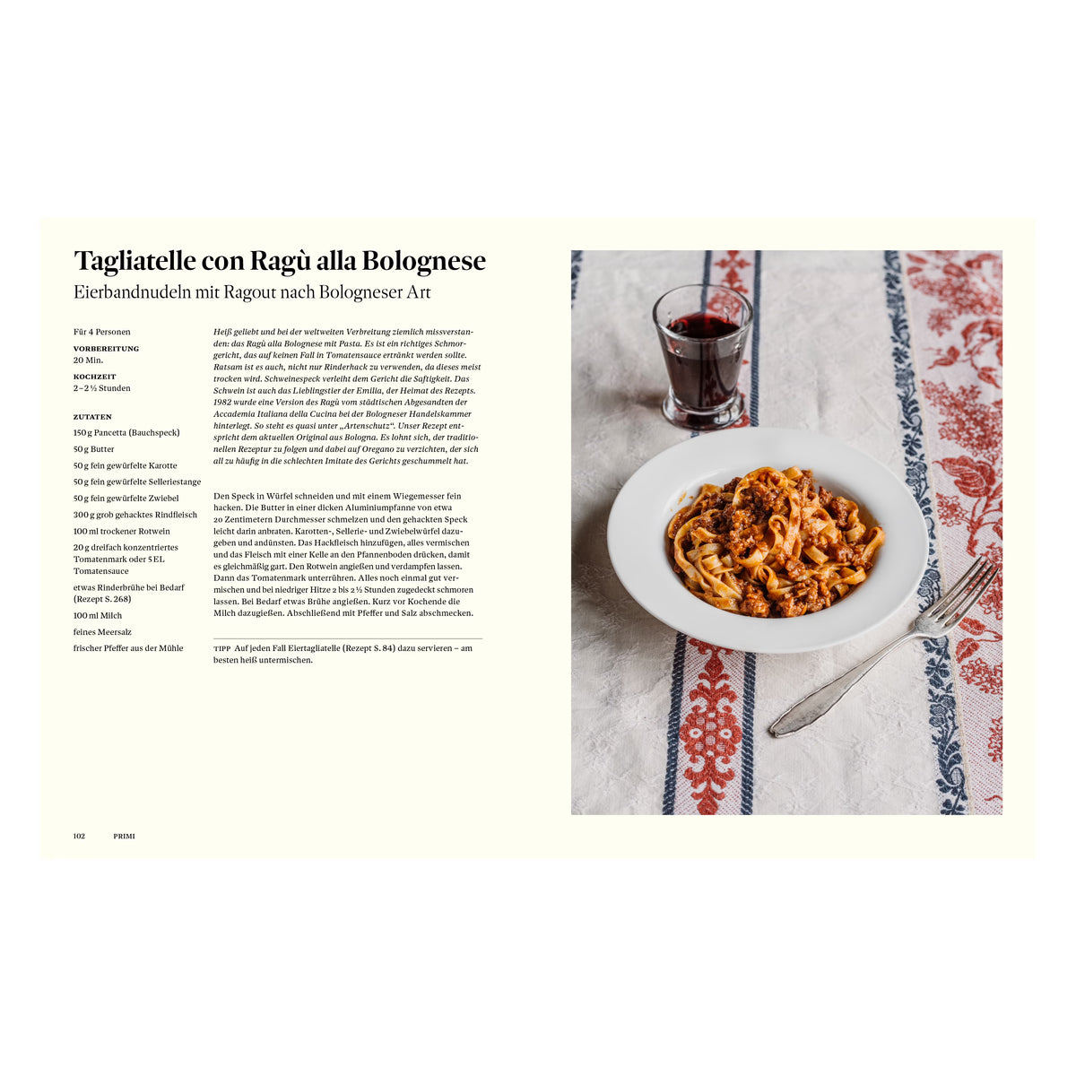 Rezeptseite aus dem Kochbuch Originale: Tagliatelle con Ragù alla Bolognese mit traditioneller italienischer Fleischsauce, serviert mit Rotwein auf Leinentischdecke im authentischen Trattoria-Stil.