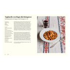 Rezeptseite aus dem Kochbuch Originale: Tagliatelle con Ragù alla Bolognese mit traditioneller italienischer Fleischsauce, serviert mit Rotwein auf Leinentischdecke im authentischen Trattoria-Stil.