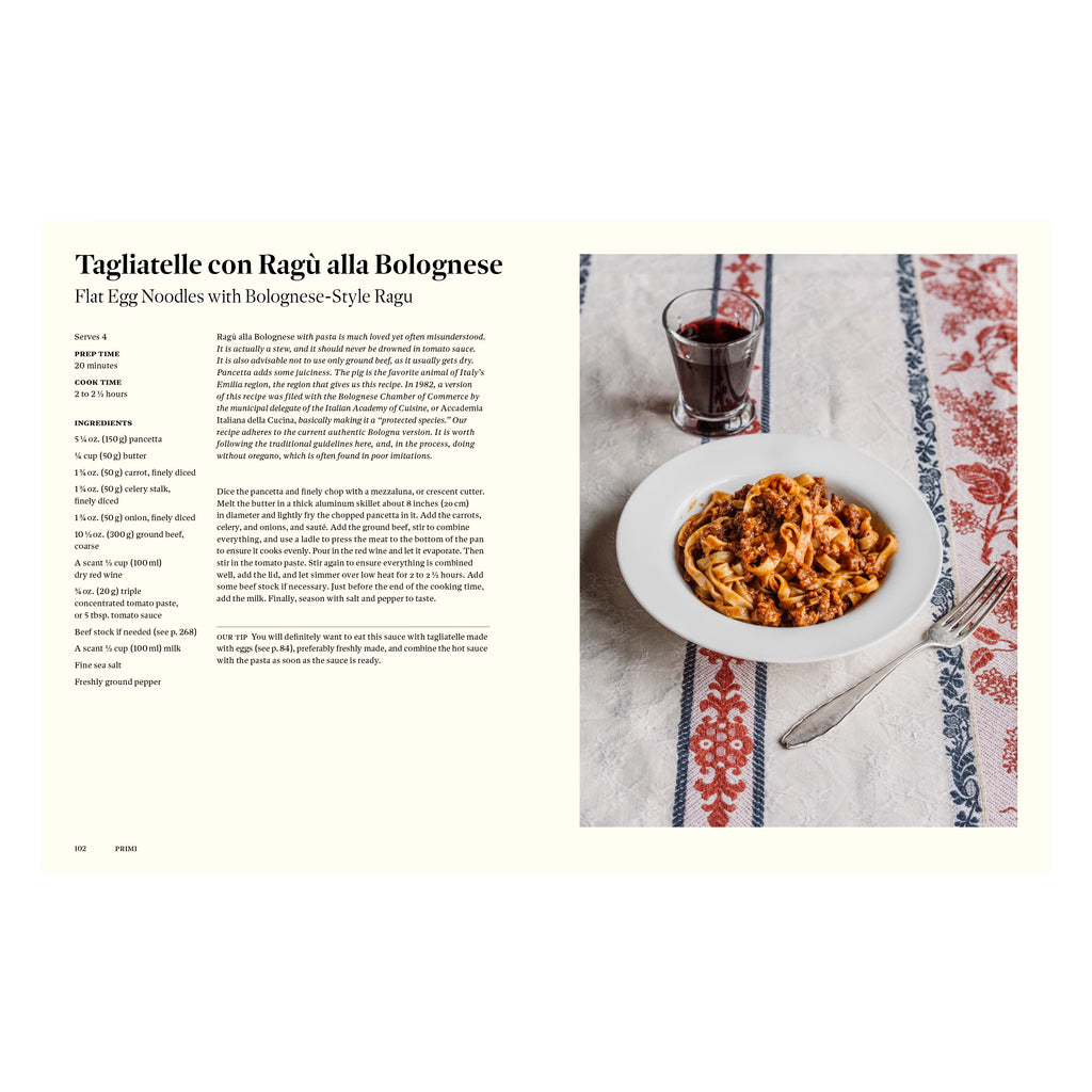 Rezeptseite aus dem Kochbuch Originale: Tagliatelle con Ragù alla Bolognese mit traditioneller italienischer Fleischsauce, serviert mit Rotwein auf Leinentischdecke im authentischen Trattoria-Stil.