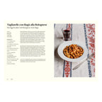 Rezeptseite aus dem Kochbuch Originale: Tagliatelle con Ragù alla Bolognese mit traditioneller italienischer Fleischsauce, serviert mit Rotwein auf Leinentischdecke im authentischen Trattoria-Stil.