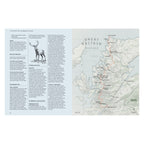 Doppelseite aus dem Buch Wanderlust Europe. Karte des Cape Wrath Trail in Schottland mit detaillierter Routenführung durch die Highlands sowie Informationen zu Flora, Fauna und Wanderbedingungen.