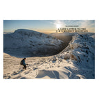 Winterliche Berglandschaft in den schottischen Highlands mit Wanderer auf schneebedecktem Grat nahe des höchsten Berges Großbritanniens, vorgestellt im Reisebildband „Wanderlust Europe“ vom gestalten Verlag.