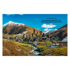 Doppelseite aus dem Buch Wanderlust Europe: Beeindruckende Landschaft im Oberen Swaneti, Georgien, mit mittelalterlichen Wehrtürmen, Bergen und Tälern entlang des Transkaukasischen Trails.