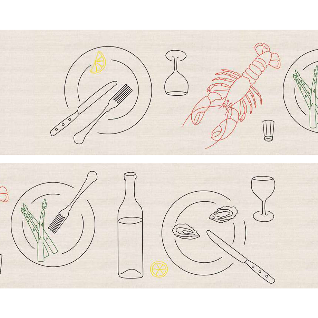 Handgestickter Tischläufer LE CHEMIN DU BISTROT von ŒUVRES SENSIBLES. Feine Stickereien mit Hummer, Austern, Spargel, Zitronenscheibe, Wein und Besteck auf naturfarbenem Leinen. Bild ©Maxime Verret