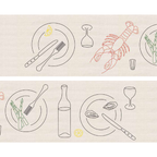 Handgestickter Tischläufer LE CHEMIN DU BISTROT von ŒUVRES SENSIBLES. Feine Stickereien mit Hummer, Austern, Spargel, Zitronenscheibe, Wein und Besteck auf naturfarbenem Leinen. Bild ©Maxime Verret