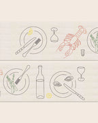 Handgestickter Tischläufer LE CHEMIN DU BISTROT von ŒUVRES SENSIBLES. Feine Stickereien mit Hummer, Austern, Spargel, Zitronenscheibe, Wein und Besteck auf naturfarbenem Leinen. 
