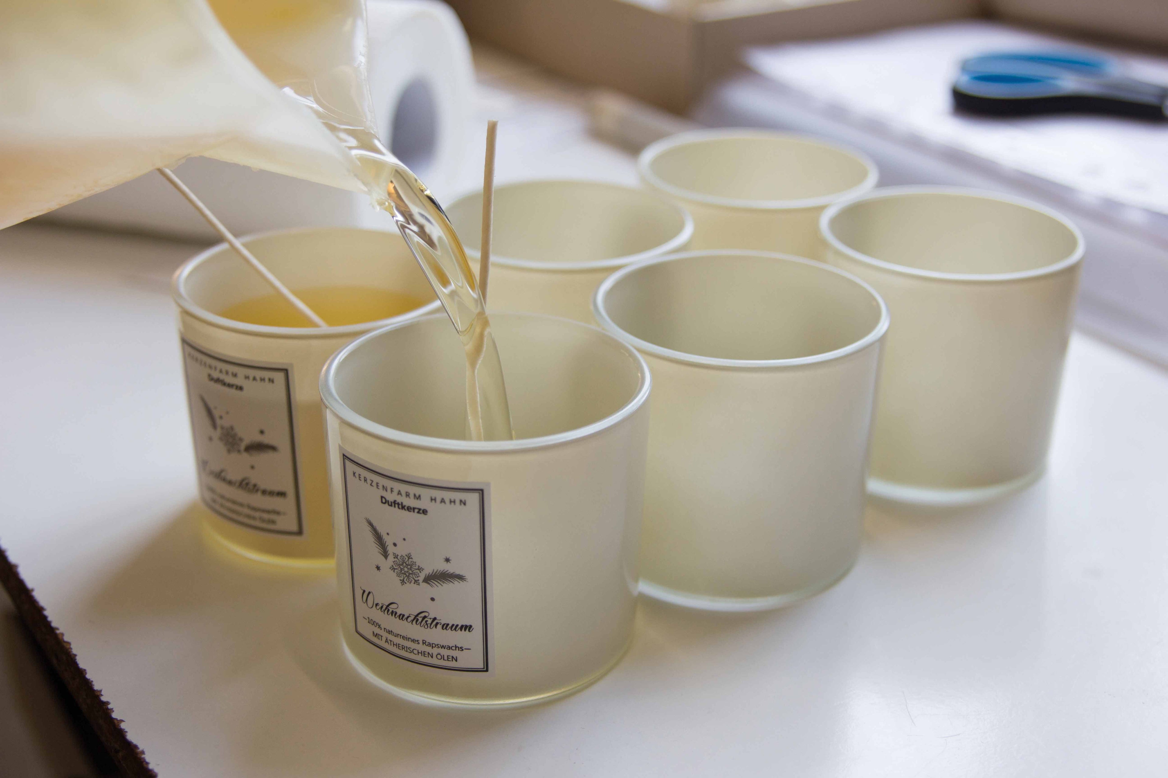 Diftkerzen Weihnachtstraum werden von Hand gegossen. Kerzenfarm Hahn.