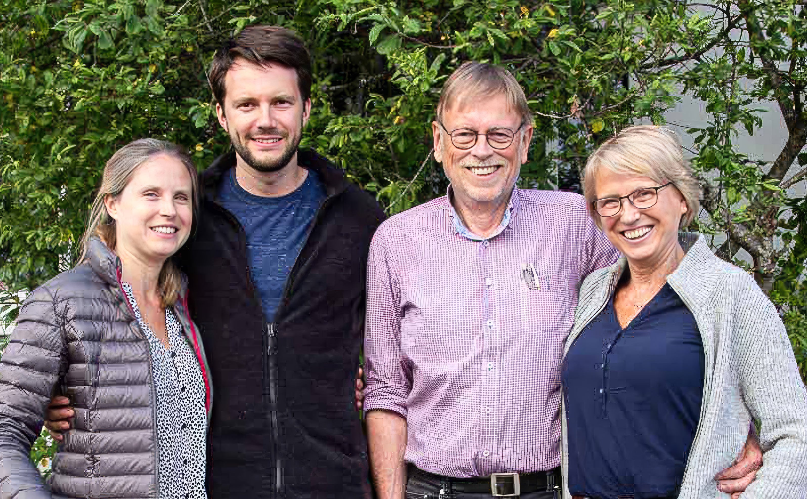 Foto der Geschäftsführung der Manufaktur Kerzenfarm Hahn. v.l.n.r. Geschäftsinhaberin Mareile Dietrich, Geschäftsführer Niels Bendig, Firmengründer Michael Hahn und seine Frau Christine Boldt-Dietrich
