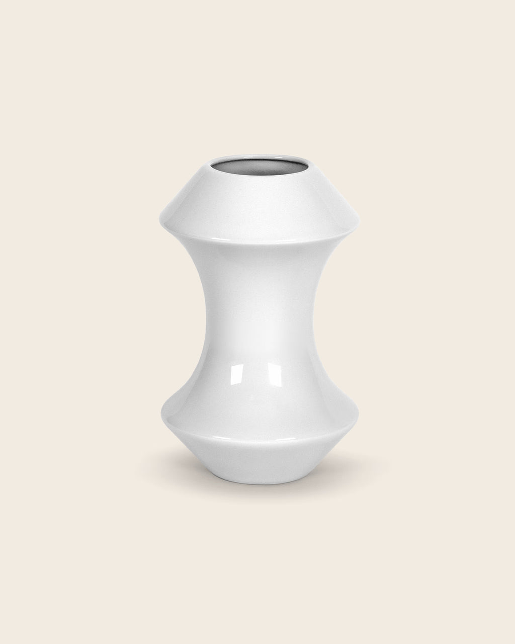Designvase MIZY von NIEVEN. Moderne, weiße Keramikvase mit skulpturaler Form, entworfen von Jörg Adam. Minimalistisches Design, ideal für einzelne Blumen oder kleine Sträuße.