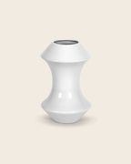Designvase MIZY von NIEVEN. Moderne, weiße Keramikvase mit skulpturaler Form, entworfen von Jörg Adam. Minimalistisches Design, ideal für einzelne Blumen oder kleine Sträuße.