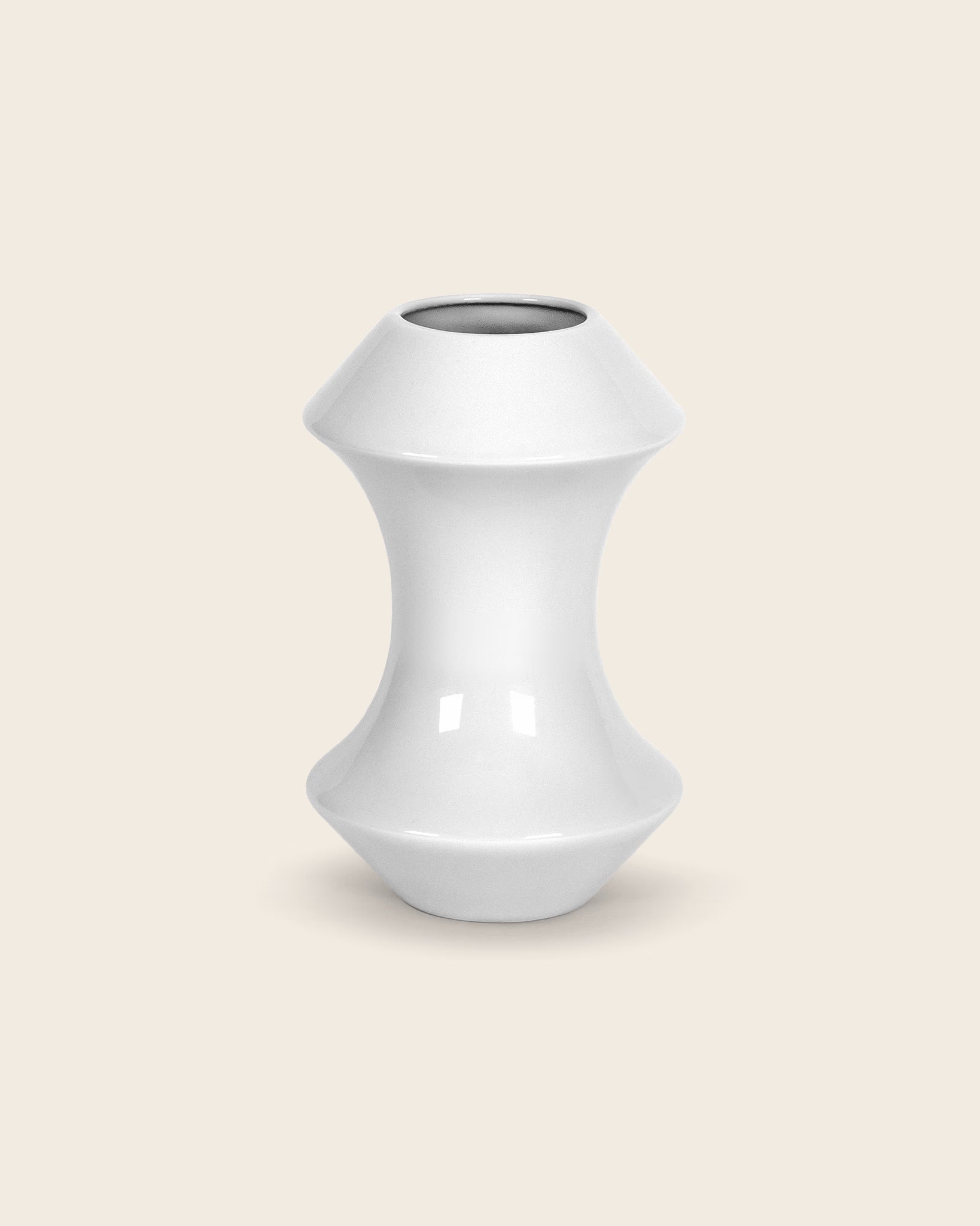 Designvase MIZY von NIEVEN. Moderne, weiße Keramikvase mit skulpturaler Form, entworfen von Jörg Adam. Minimalistisches Design, ideal für einzelne Blumen oder kleine Sträuße.