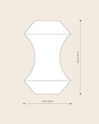 Technische Zeichnung der Vase MIZY von NIEVEN. Skulpturale, symmetrische Form mit tailliertem Mittelteil, entworfen von Jörg Adam. Weißer Hintergrund mit klaren Linien der Designvase.