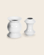 Designvasen MIZY und OZ von NIEVEN. Skulpturales Vasen-Duo aus glänzender Keramik in Weiß moderne geschwungene Formen von Designer Jörg Adam harmonisches Zusammenspiel für einzelne Blüten oder Bouquets.