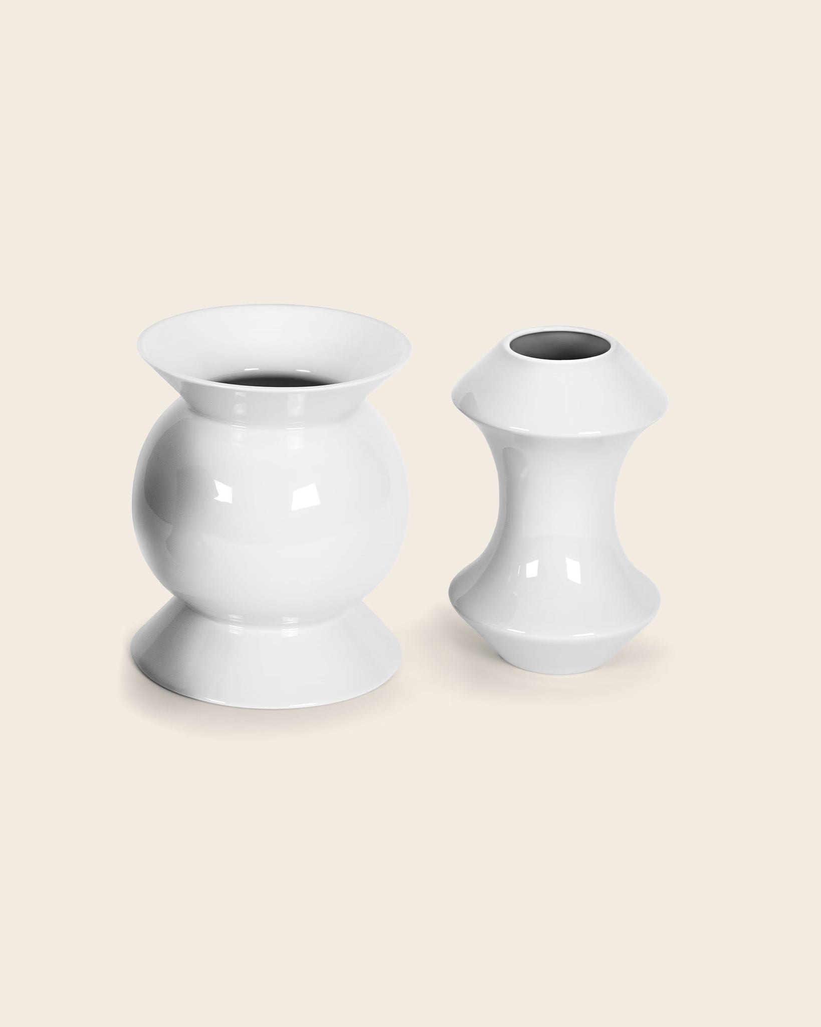 Designvasen MIZY und OZ von NIEVEN. Skulpturales Vasen-Duo aus glänzender Keramik in Weiß moderne geschwungene Formen von Designer Jörg Adam harmonisches Zusammenspiel für einzelne Blüten oder Bouquets.
