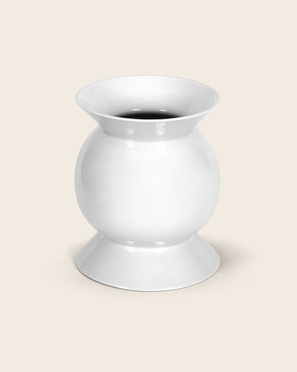 Designvase OZ von NIEVEN. Zeitlose, weiße Keramikvase mit harmonisch geschwungener Form, entworfen von Jörg Adam. Ausdrucksstarkes, skulpturales Design, ideal für Bouquets oder als Solostück.