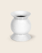 Designvase OZ von NIEVEN. Zeitlose, weiße Keramikvase mit harmonisch geschwungener Form, entworfen von Jörg Adam. Ausdrucksstarkes, skulpturales Design, ideal für Bouquets oder als Solostück.