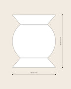 Technische Zeichnung der Vase OZ von NIEVEN. Runde, bauchige Form mit trichterförmigem Hals und Fuß, entworfen von Jörg Adam. Weißes, minimalistisches Design auf transparentem Hintergrund.