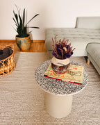 Femme Terre Vase von Mica Barbot als Wohnaccessoire in einem modernen Wohnzimmer. Die handgefertigte Steingutvase aus Nizza verleiht dem Raum mit ihren künstlerischen Mustern und mediterranen Farben einen warmen, kreativen Akzent. Perfekt als dekoratives Highlight auf Couchtischen oder Sideboards für ein stilvolles Zuhause mit Persönlichkeit.
