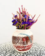 Femme Terre Vase von Mica Barbot mit Trockenblumenarrangement. Die handgefertigte Steingutvase aus Nizza vereint natürliche Erdtöne mit künstlerischen Farbverläufen in Blau und Rot. Ihre strukturierte Oberfläche und organische Form machen sie zu einem ausdrucksstarken Dekorationsobjekt, das jedem Raum mediterranes Flair und künstlerische Tiefe verleiht.