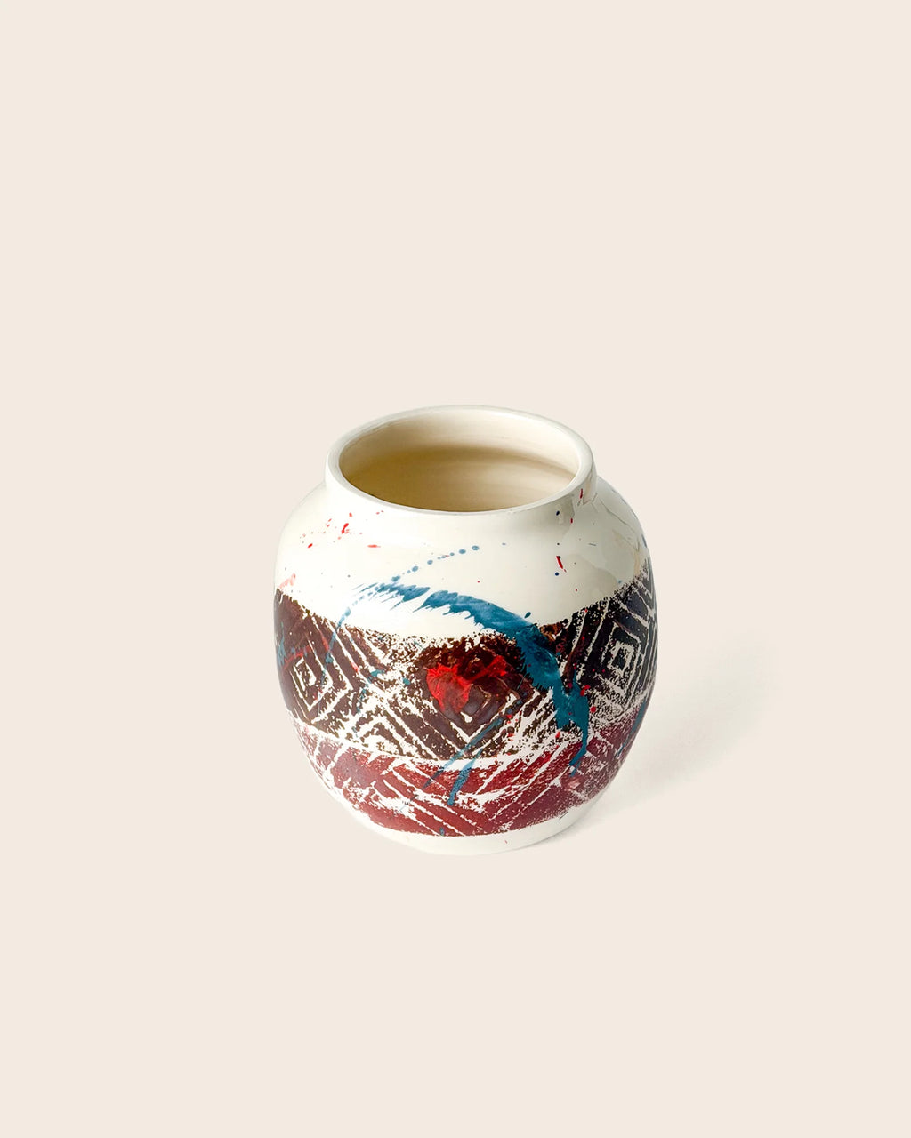 Femme Terre Vase von Mica Barbot aus Nizza. Die französisch-brasilianische Künstlerin fertigt ihre Werke aus Steingut in Handarbeit in ihrem Atelier in Südfrankreich. Mit der traditionellen Terres Vernissées-Technik aus Vallauris verleiht sie der Vase eine kraftvolle Struktur und organische Farbverläufe in Erdtönen und Blau. Jede Vase ist ein Unikat, das Kunst und Handwerk harmonisch vereint.
