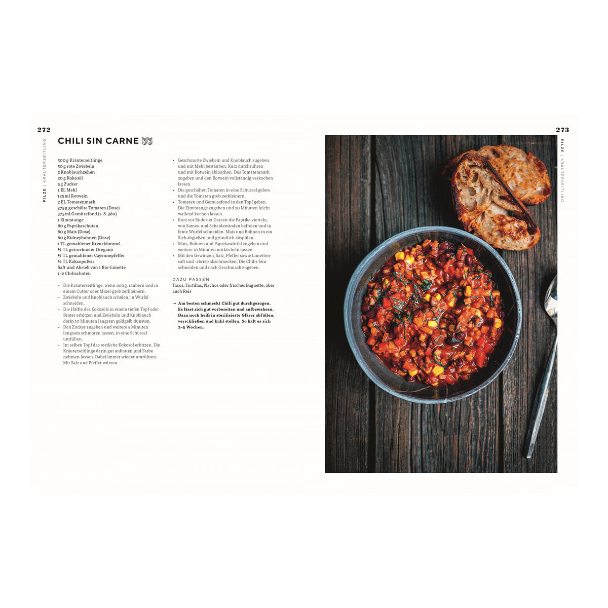 Chili Sin Carne: Bunte Schüssel mit Chili sin Carne aus Mais, Paprika, Bohnen und Kräutern, serviert auf dunklem Holztisch mit geröstetem Sauerteigbrot.