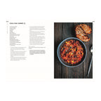 Chili Sin Carne: Bunte Schüssel mit Chili sin Carne aus Mais, Paprika, Bohnen und Kräutern, serviert auf dunklem Holztisch mit geröstetem Sauerteigbrot.