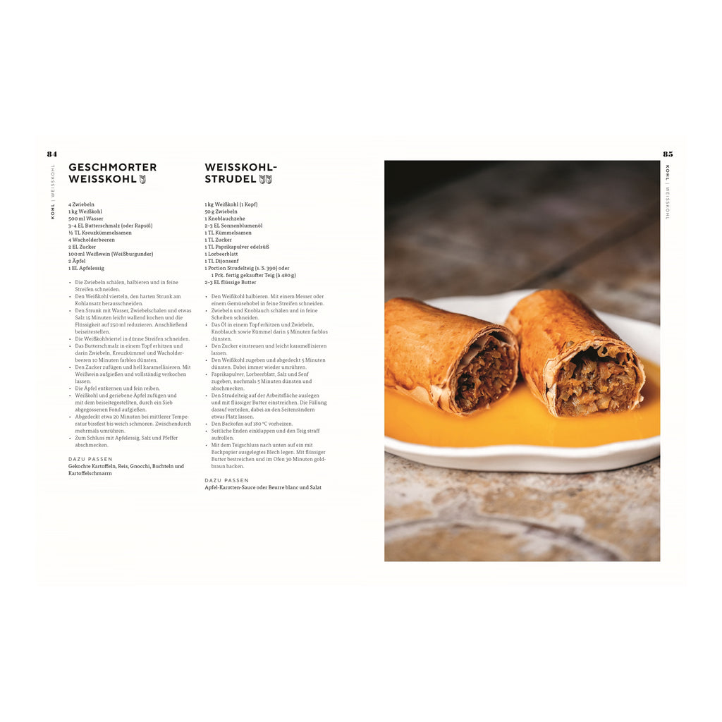 Geschmorter Weißkohl und Weißkohlstrudel: Zwei vegetarische Kohlgerichte: links geschmorter Weißkohl mit Rezepttext, rechts Weißkohlstrudel auf einem weißen Teller mit orangefarbener Sauce serviert.