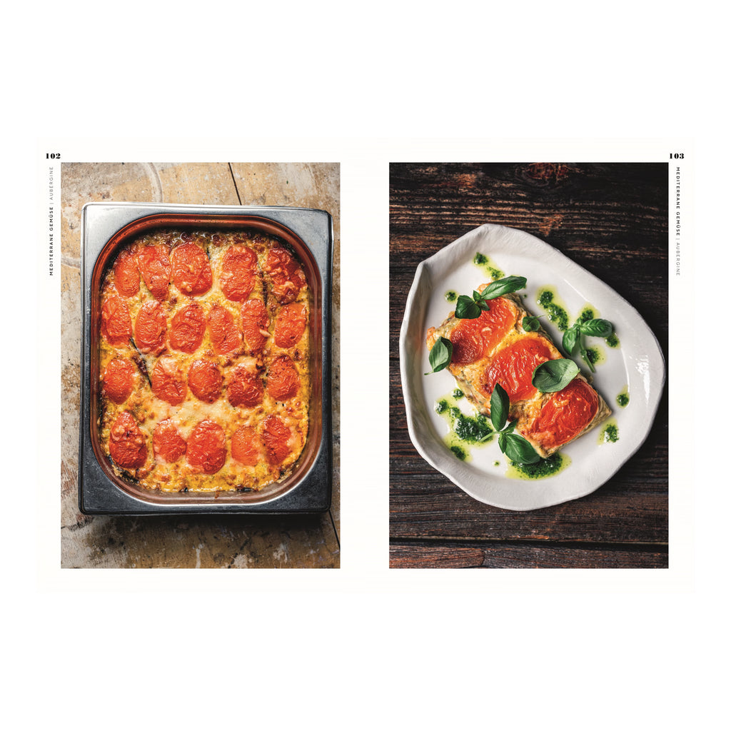 Mediterranes Gemüse: Auberginenauflauf mit Tomatenkruste in einer Auflaufform und angerichtetes Stück auf Teller mit Basilikum und grüner Sauce – rustikal mediterrane Präsentation.