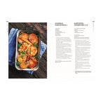 Schmelz-Kartoffeln und Kartoffel-Kroketten: Ofenform mit goldbraun gebratenen Schmelzkartoffeln, garniert mit glasierten Möhren, Erbsen und frischen Kräutern. Daneben Rezepttexte für Schmelzkartoffeln und Kartoffelkroketten.