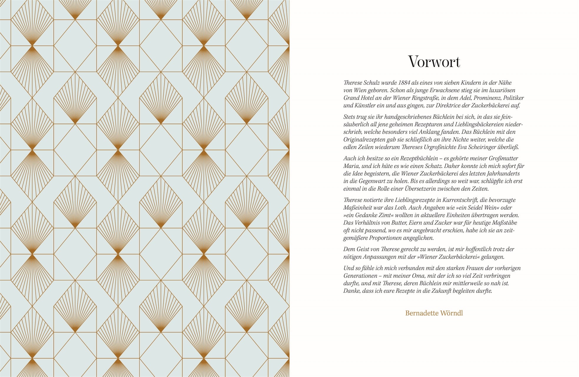 Vorwort: Rechte Seite zeigt das Vorwort von Bernadette Wörndl über die familiäre Herkunft und Weitergabe alter Backrezepte, linke Seite mit geometrischem Art-déco-Muster in Gold auf hellblauem Grund.