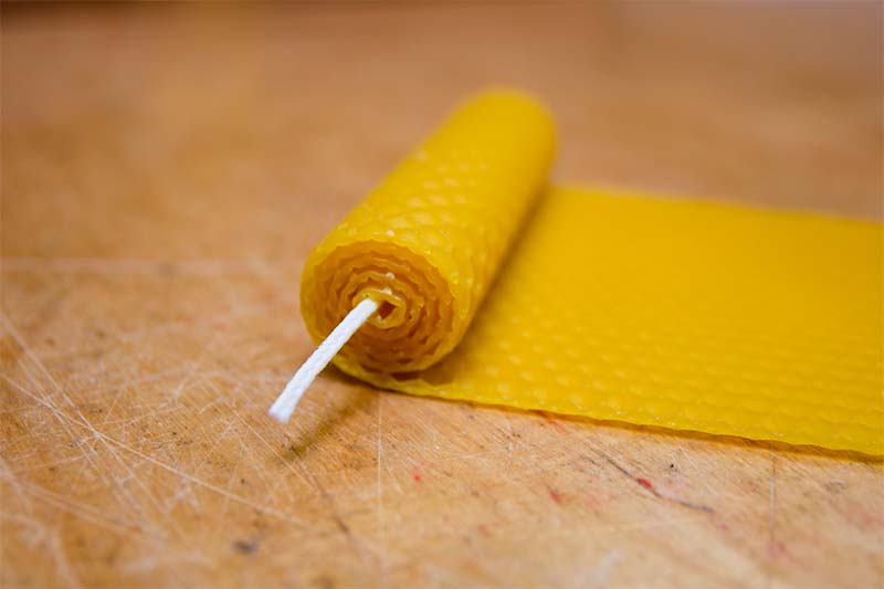 Kerzenfarm Hahn: Wabenkerze aus 100 prozentigem Bienenwachs aufgerollt mit Baumwolldocht
