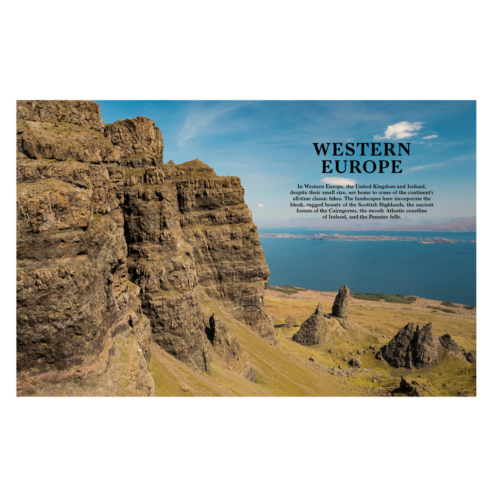 Doppelseite aus dem Buch Wanderlust Europe. Atemberaubende Klippenlandschaft der schottischen Highlands mit Blick auf die Küste, Kapitelbeginn zu den Wanderwegen Westeuropas.