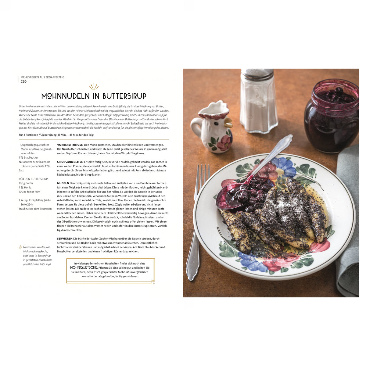 Rezeptseite für Mohnnudeln in Buttersirup. Links Anleitung mit Zutaten, rechts Teller mit Mohnnudeln, bestreut mit Zucker, serviert mit Kompott, im Hintergrund Zuckerstreuer und Keramik-Kännchen.