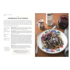 Rezeptseite für Mohnnudeln in Buttersirup. Links Anleitung mit Zutaten, rechts Teller mit Mohnnudeln, bestreut mit Zucker, serviert mit Kompott, im Hintergrund Zuckerstreuer und Keramik-Kännchen.