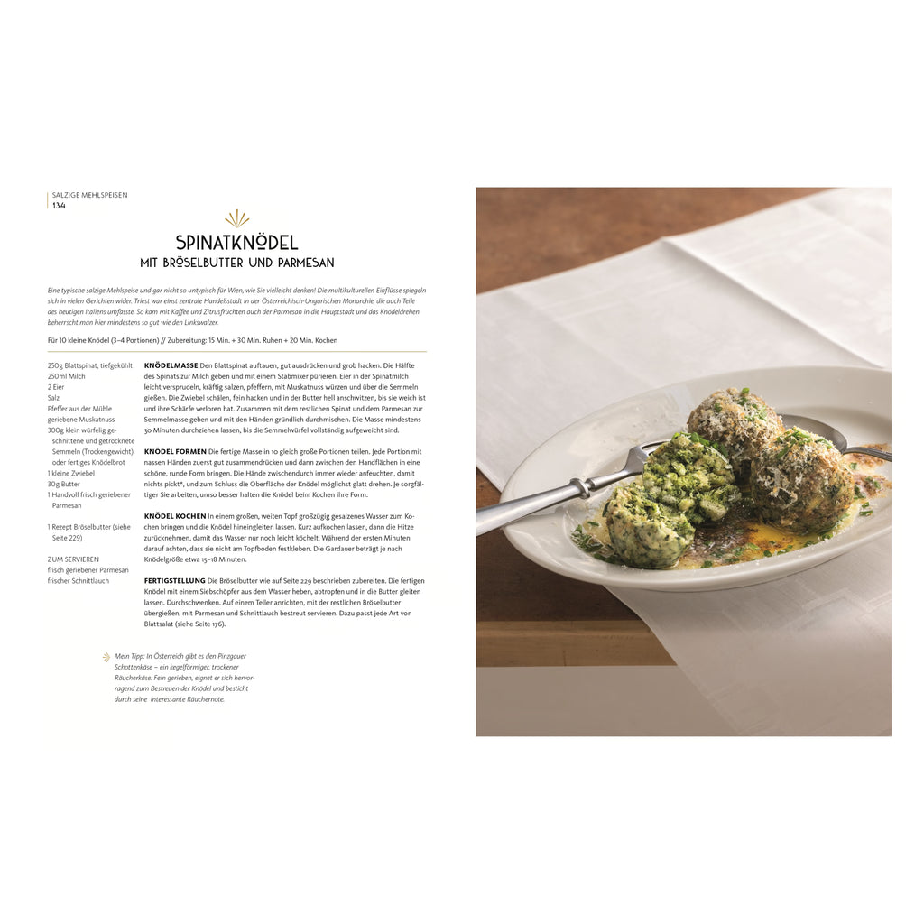 Rezeptseite für Spinatknödel mit Bröseltbutter und Parmesan. Links Zutatenliste und Zubereitung, rechts Teller mit grünen Spinatknödeln, halbiert, serviert mit Butter und Parmesan.