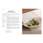 Rezeptseite für Spinatknödel mit Bröseltbutter und Parmesan. Links Zutatenliste und Zubereitung, rechts Teller mit grünen Spinatknödeln, halbiert, serviert mit Butter und Parmesan.