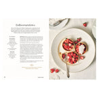 Erdbeertartelettes: Drei kleine Erdbeertartelettes auf einem weißen Teller, garniert mit frischen Erdbeeren und einem Klecks Schlagobers, daneben verstreut einige ganze Erdbeeren.