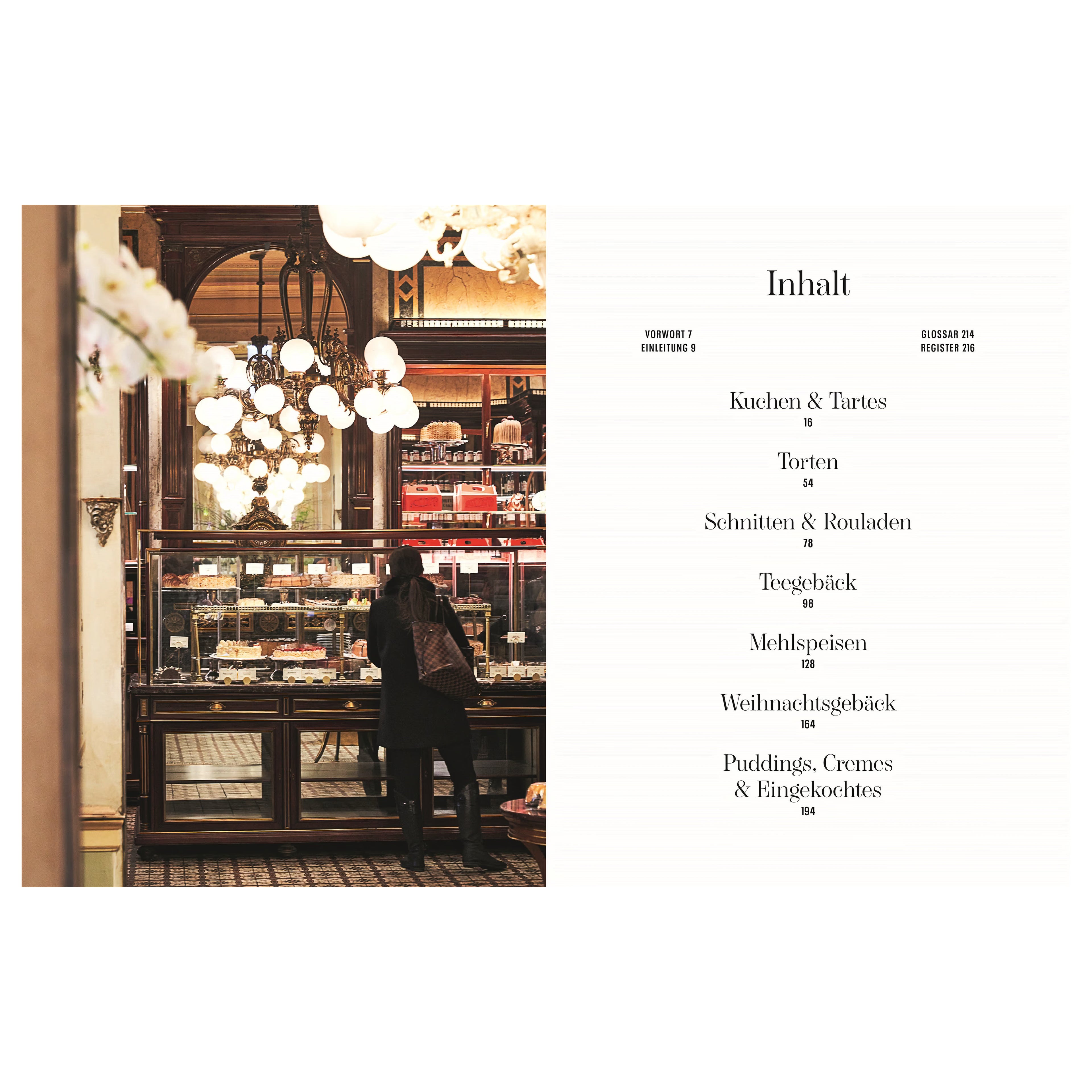 Inhaltsverzeichnis: Inhaltsverzeichnis des Buches mit Kapiteln wie Kuchen & Tartes, Torten, Schnitten & Rouladen, Teegebäck, Mehlspeisen, Weihnachtsgebäck und Puddings, daneben ein Blick in eine traditionelle Wiener Konditorei mit Vitrinen voller Torten.