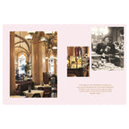 Kaffeehaus Innenaufnahme eines prächtigen Wiener Kaffeehauses mit hohen Decken, Kronleuchtern, gedeckten Tischen und eleganter Atmosphäre; daneben eine alte Schwarzweiß-Fotografie einer Frau an der Kuchenvitrine.