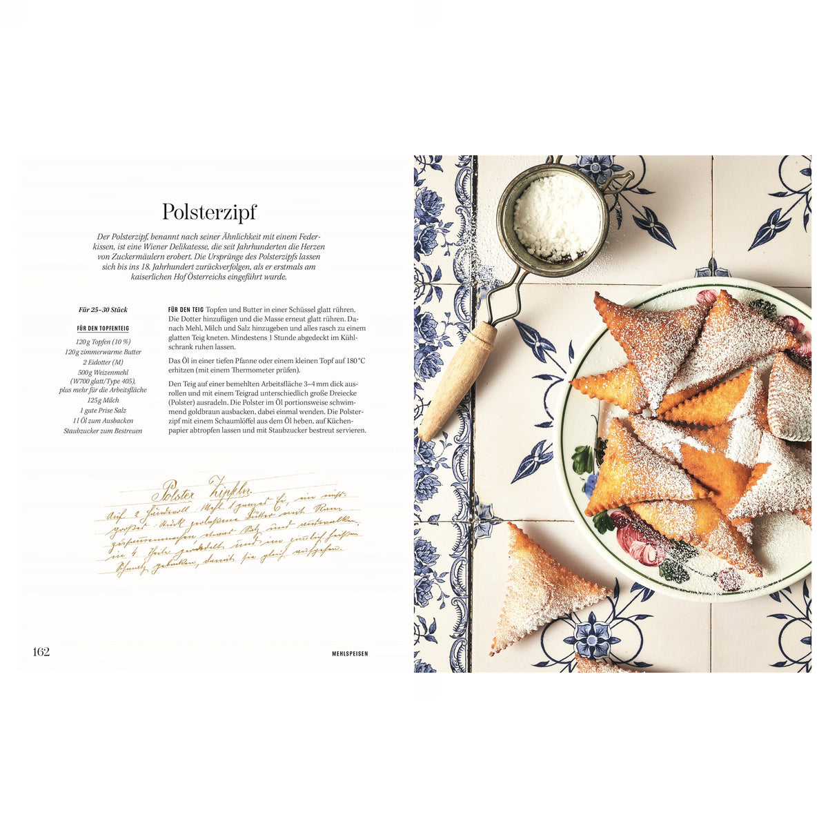 Rezept Polsterzipf: Goldbraun frittierte Polsterzipf-Dreiecke auf einem Teller, dick mit Staubzucker bestreut, daneben ein Sieb mit Puderzucker auf blauer, floral gemusterter Keramikplatte.