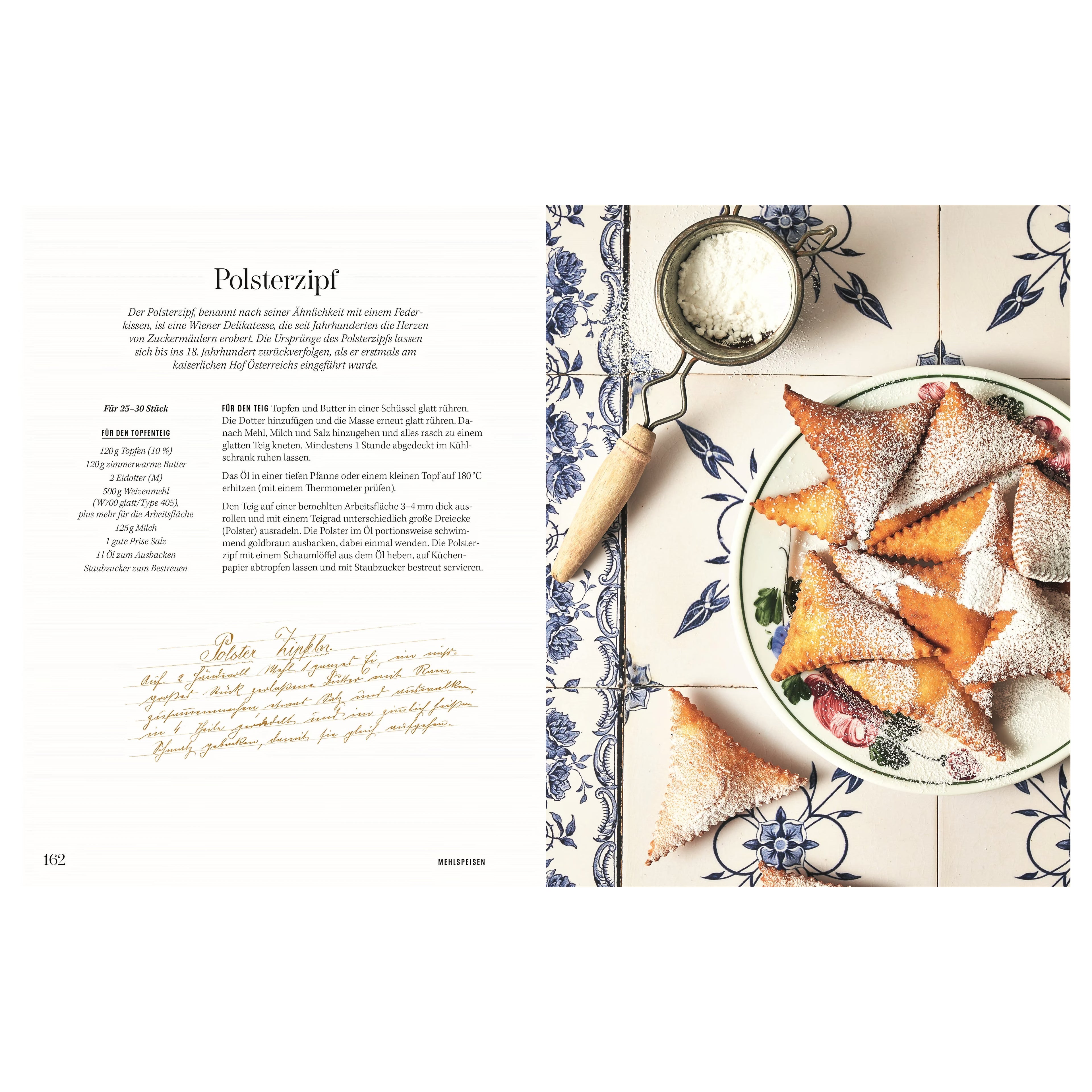 Rezept Polsterzipf: Goldbraun frittierte Polsterzipf-Dreiecke auf einem Teller, dick mit Staubzucker bestreut, daneben ein Sieb mit Puderzucker auf blauer, floral gemusterter Keramikplatte.